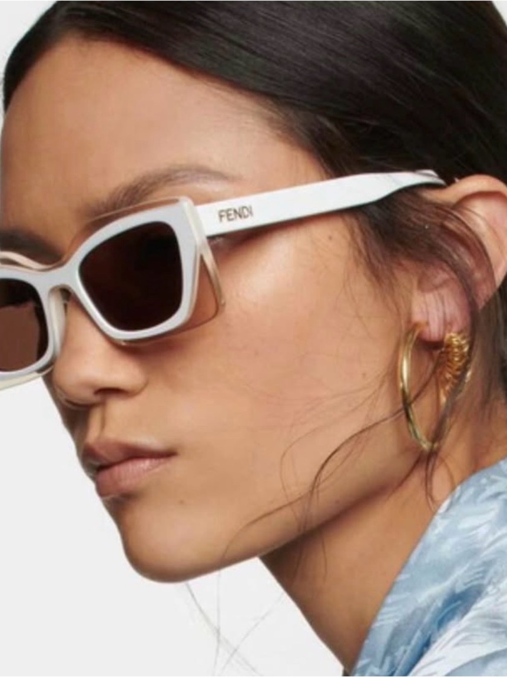Shiny Transparent Sand Base And White Fendi
Fe40034u